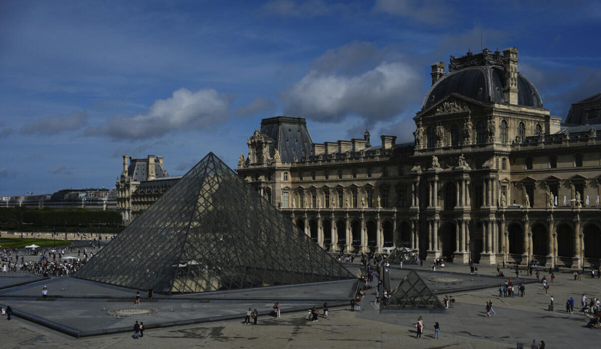 Galleria foto 'Clamoroso colpo al Louvre di Parigi, rubati i gioielli di Napoleone: ladri in fuga. Panico al museo' - foto 1
