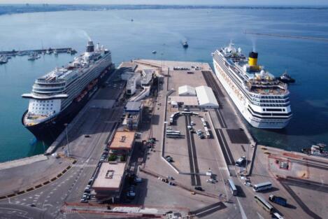 navi porto taranto
