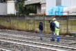 Trecate, treno investe tre giovani sui binari: un morto e un ferito grave nel Novarese