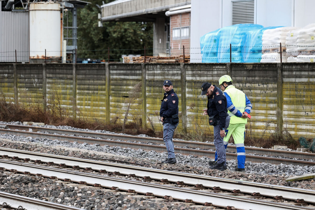Galleria foto 'Trecate, treno investe tre giovani sui binari: un morto e un ferito grave nel Novarese' - foto 1