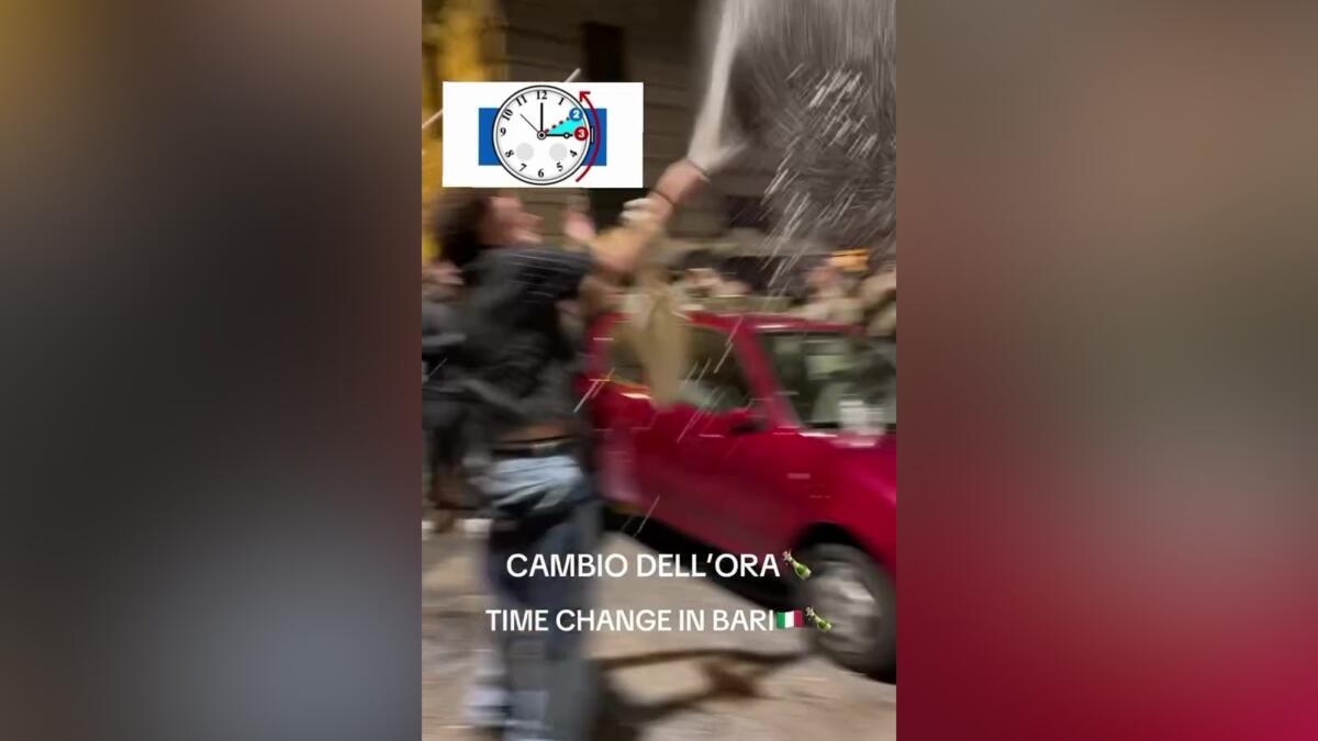 Galleria foto 'Malamovida a Bari, l’ora legale diventa una festa all’Umbertino: stappo e cori alle 3 di notte – VIDEO' - foto 1