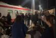 Maltempo in Puglia, a Polignano treni bloccati per ore: nell’attesa i giovani ballano e cantano – VIDEO