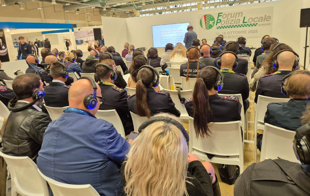 Galleria foto 'Bari, salvarono donna da anni di violenza: encomio a Bergamo per la Polizia locale' - foto 1