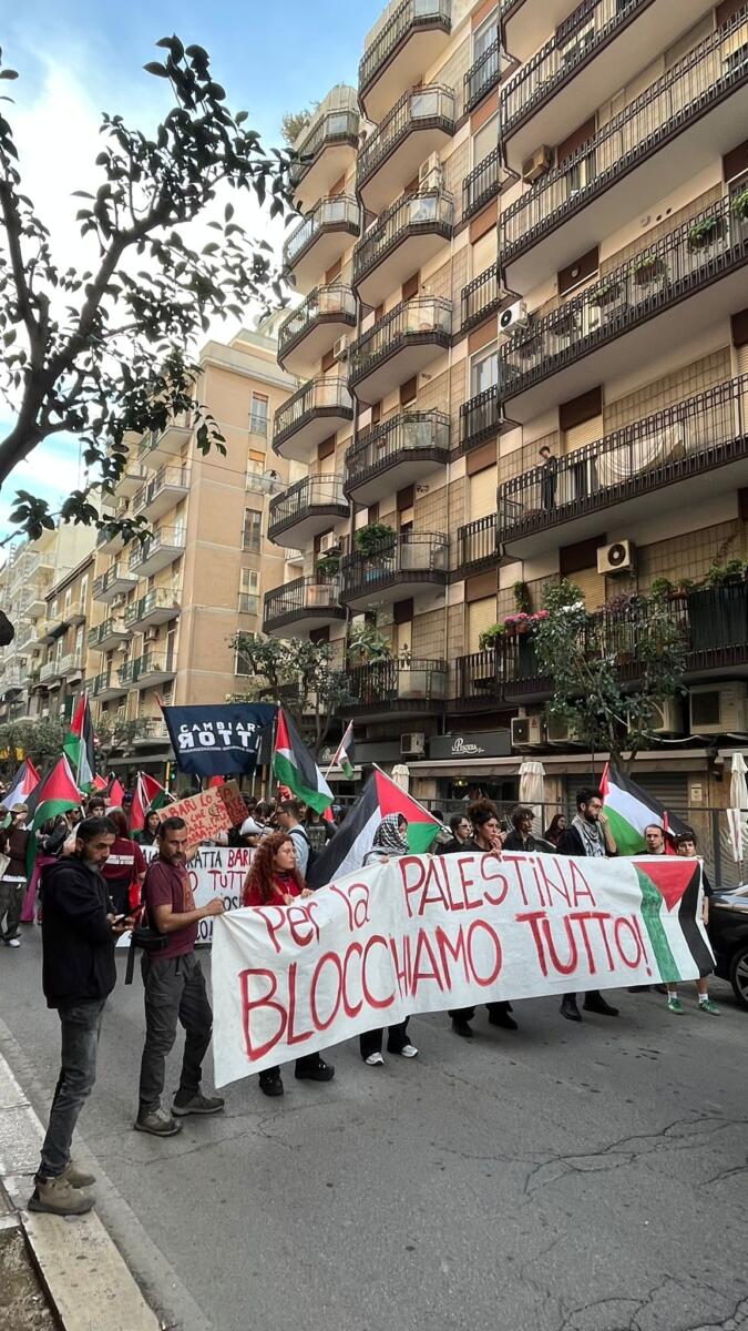 Galleria foto 'Bari, corteo pro Pal contro le navi dirette a Israele: «Presto noto il contenuto»' - foto 2