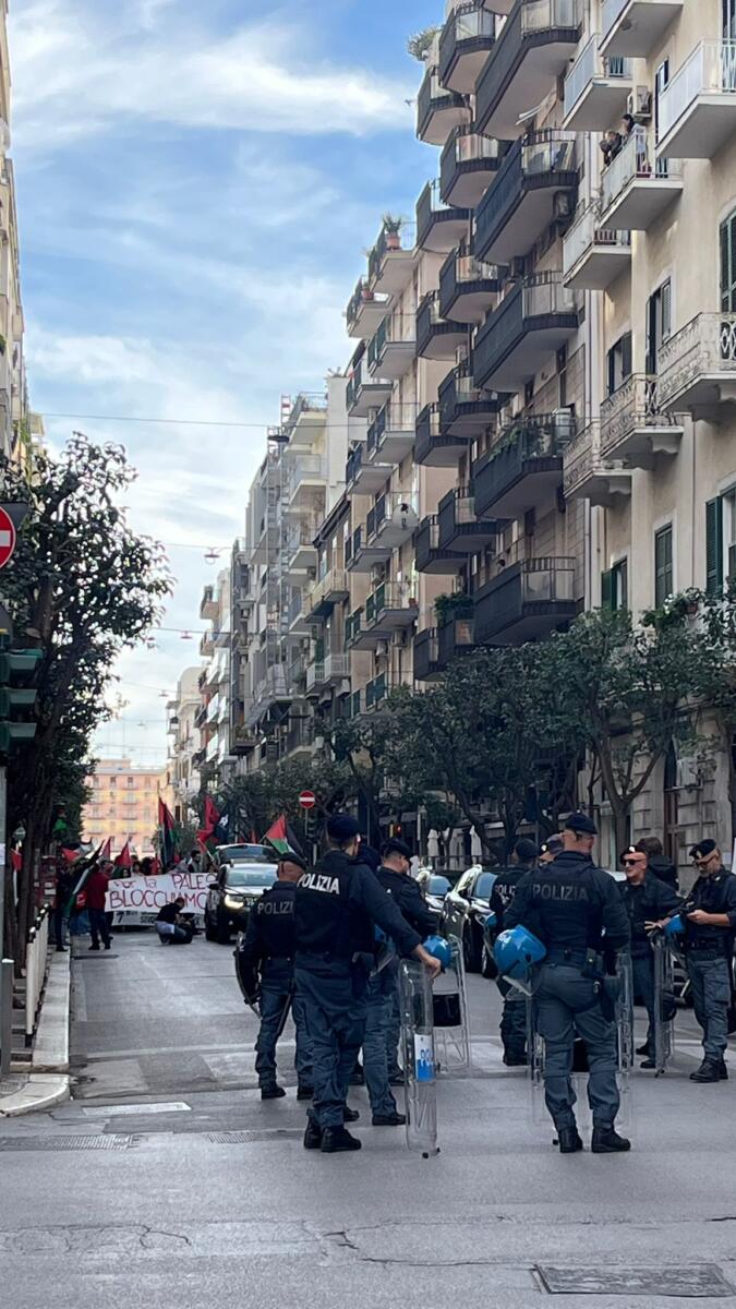 Galleria foto 'Bari, corteo pro Pal contro le navi dirette a Israele: «Presto noto il contenuto»' - foto 1