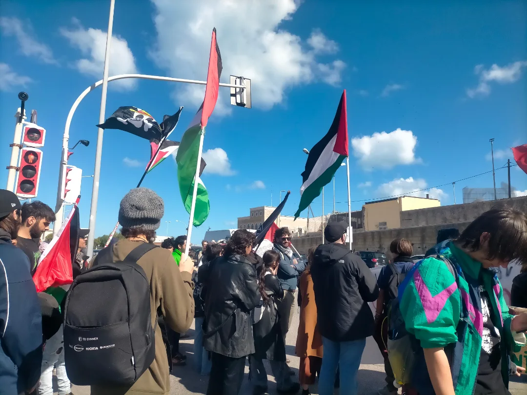 Bari, attracco nave merci diretta a Israele: protesta attivisti pro Pal davanti al porto