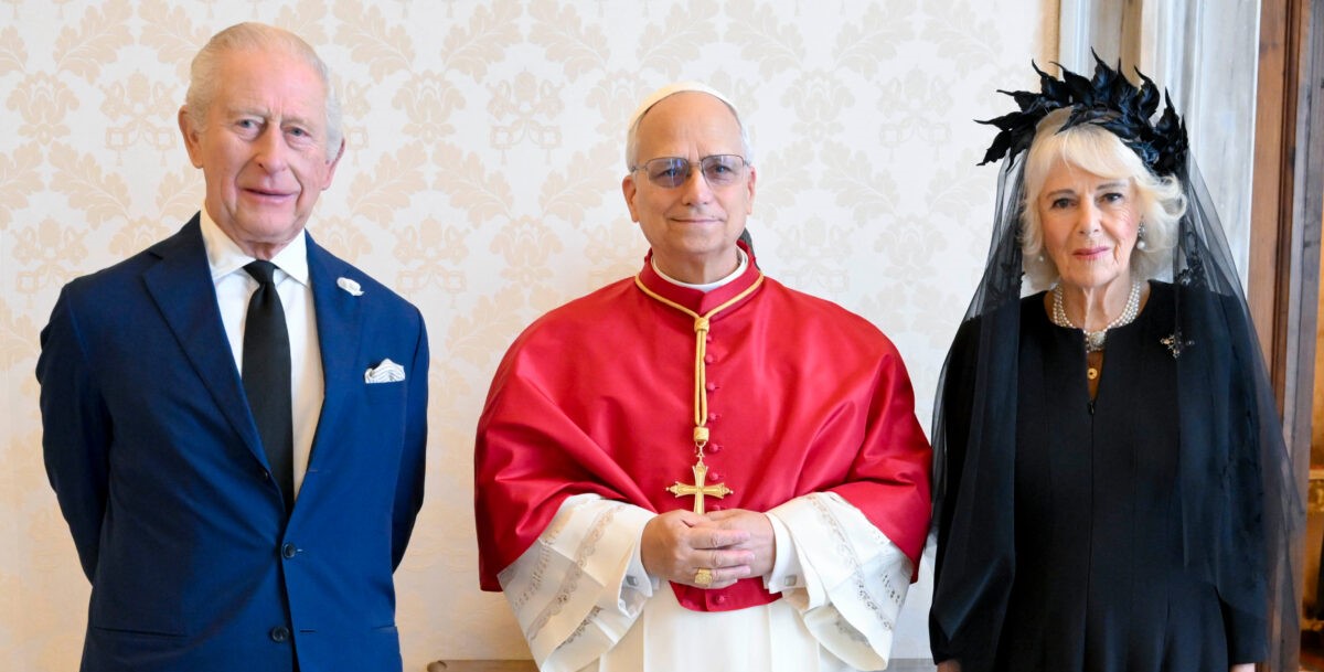 Galleria foto 'Reali in Vaticano, Carlo e Camilla pregano con papa Leone XIV: incontro storico dopo 500 anni' - foto 1