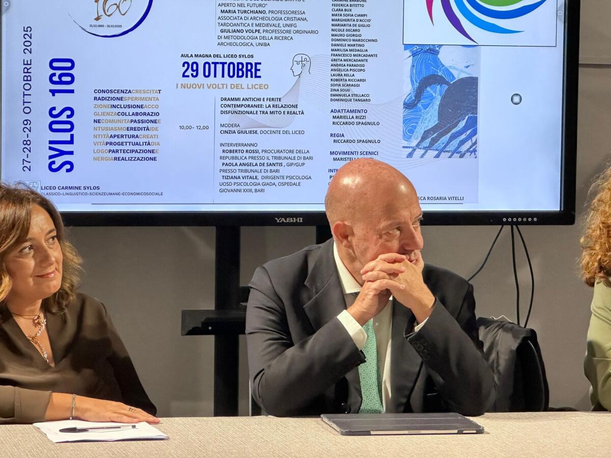 Galleria foto 'Bitonto, il liceo classico Sylos compie 160 anni. Alla festa anche il procuratore Rossi: «Avamposto di legalità»' - foto 1