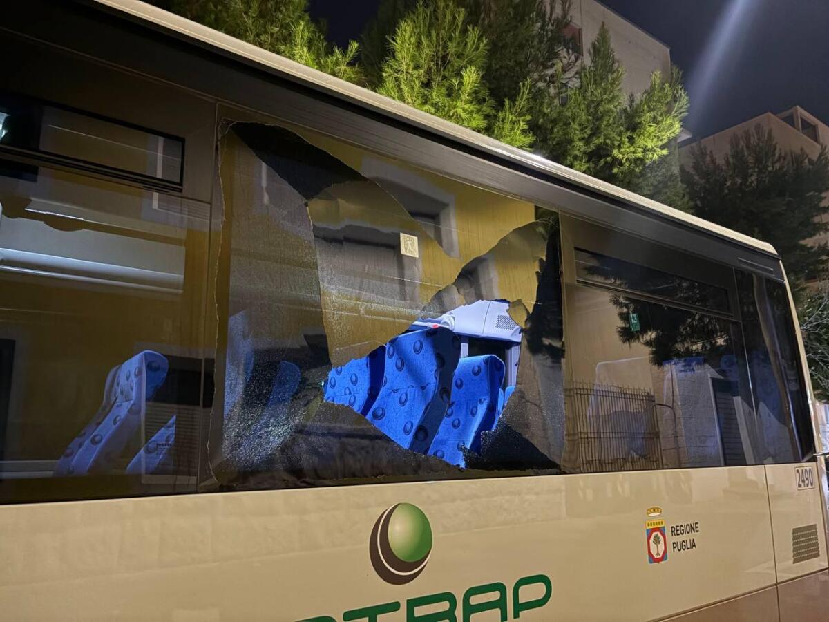 Foggia, sassi contro un autobus delle Ferrovie del Gargano in transito in centro: identificati due minorenni Foggia, sassi contro un autobus delle Ferrovie del Gargano in transito in centro: identificati due minorenni