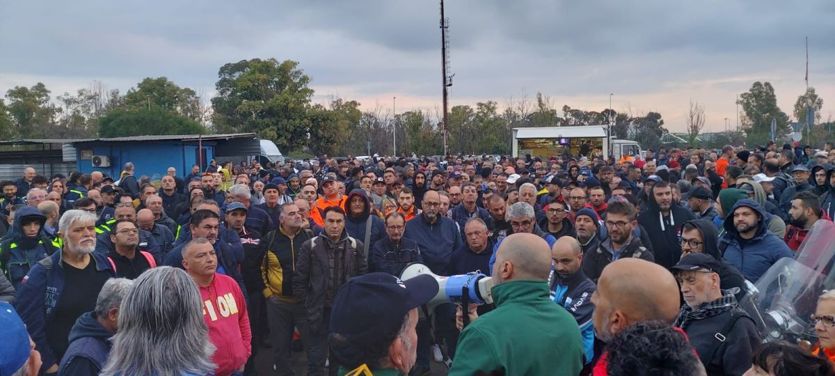 Ex Ilva, a Taranto tute blu in marcia sulla città: «La crisi non è mai stata così grave» Ex Ilva, a Taranto tute blu in marcia sulla città: «La crisi non è mai stata così grave»