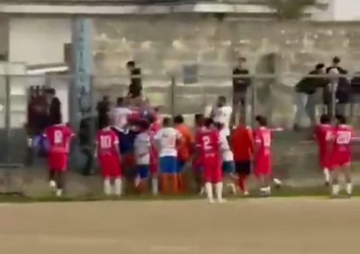 Galleria foto 'Incidenti durante la partita di Prima categoria nel Salento, 9 tifosi in caserma: 5 sono minorenni – VIDEO' - foto 1