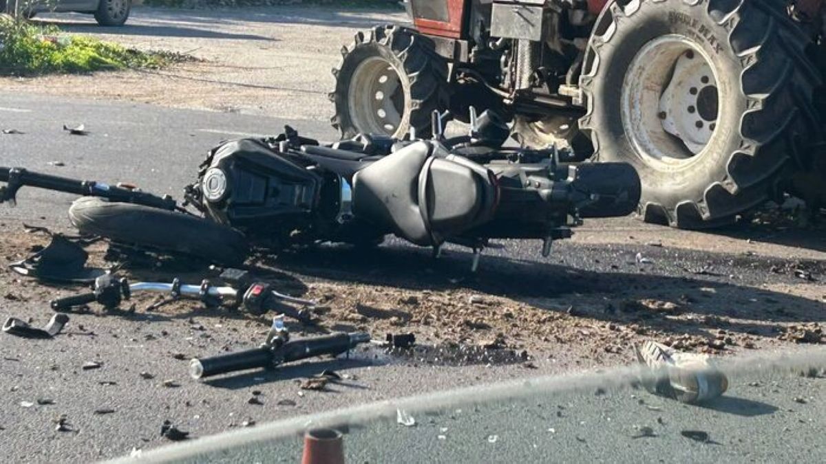 Galleria foto 'Andria, scontro tra una moto e un trattore in tangenziale: grave un centauro di 48 anni' - foto 1