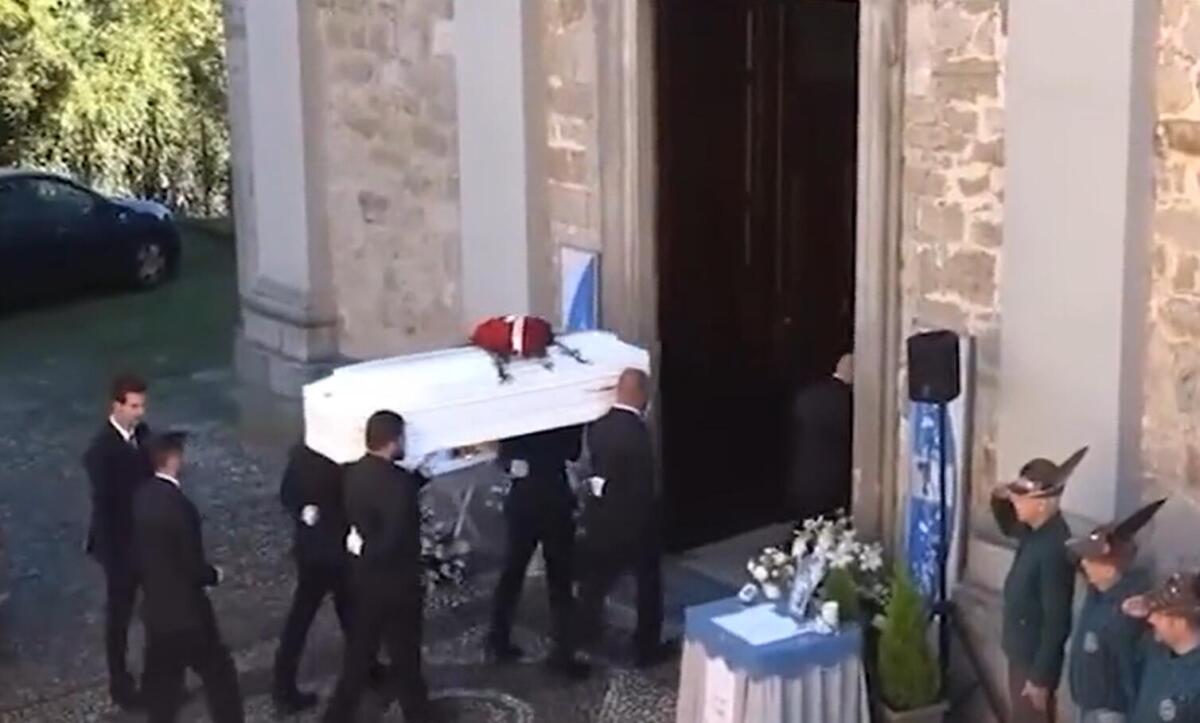 Galleria foto 'L’addio a Pamela Genini, accoltellata a Milano. Don Luigi ai funerali: «Solo l’amore resta»' - foto 1