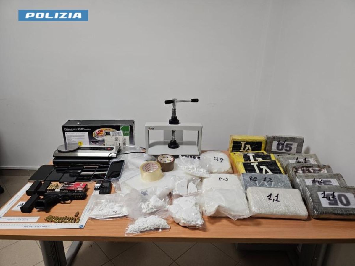 Droga dal Barese al Salento, una coppia fermata lungo la Ss613: nascondevano 18 chili di cocaina – VIDEO Droga dal Barese al Salento, una coppia fermata lungo la Ss613: nascondevano 18 chili di cocaina – VIDEO
