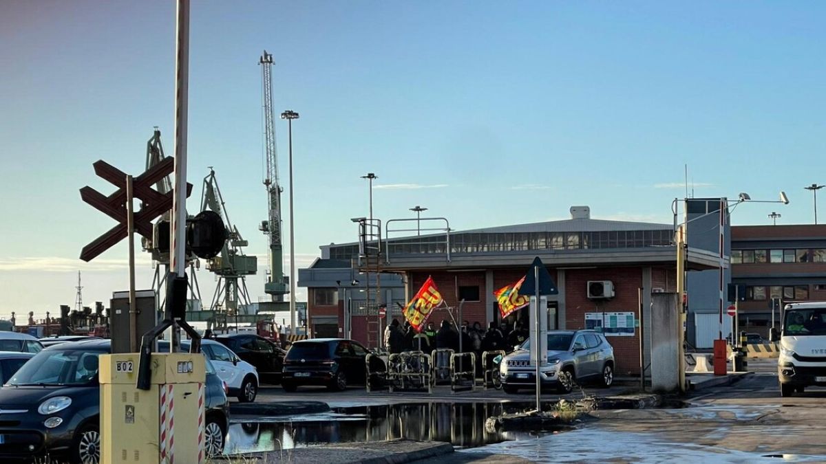 Ex Ilva, il 16 ottobre sciopero in tutti gli stabilimenti. A Taranto i gruisti bloccano il Varco Nord Ex Ilva, il 16 ottobre sciopero in tutti gli stabilimenti. A Taranto i gruisti bloccano il Varco Nord
