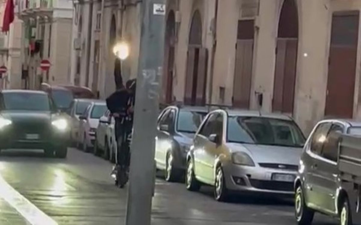 Galleria foto 'Paura a Molfetta, a bordo di un monopattino esplode colpi di pistola in aria: le immagini diventano virali – VIDEO' - foto 1