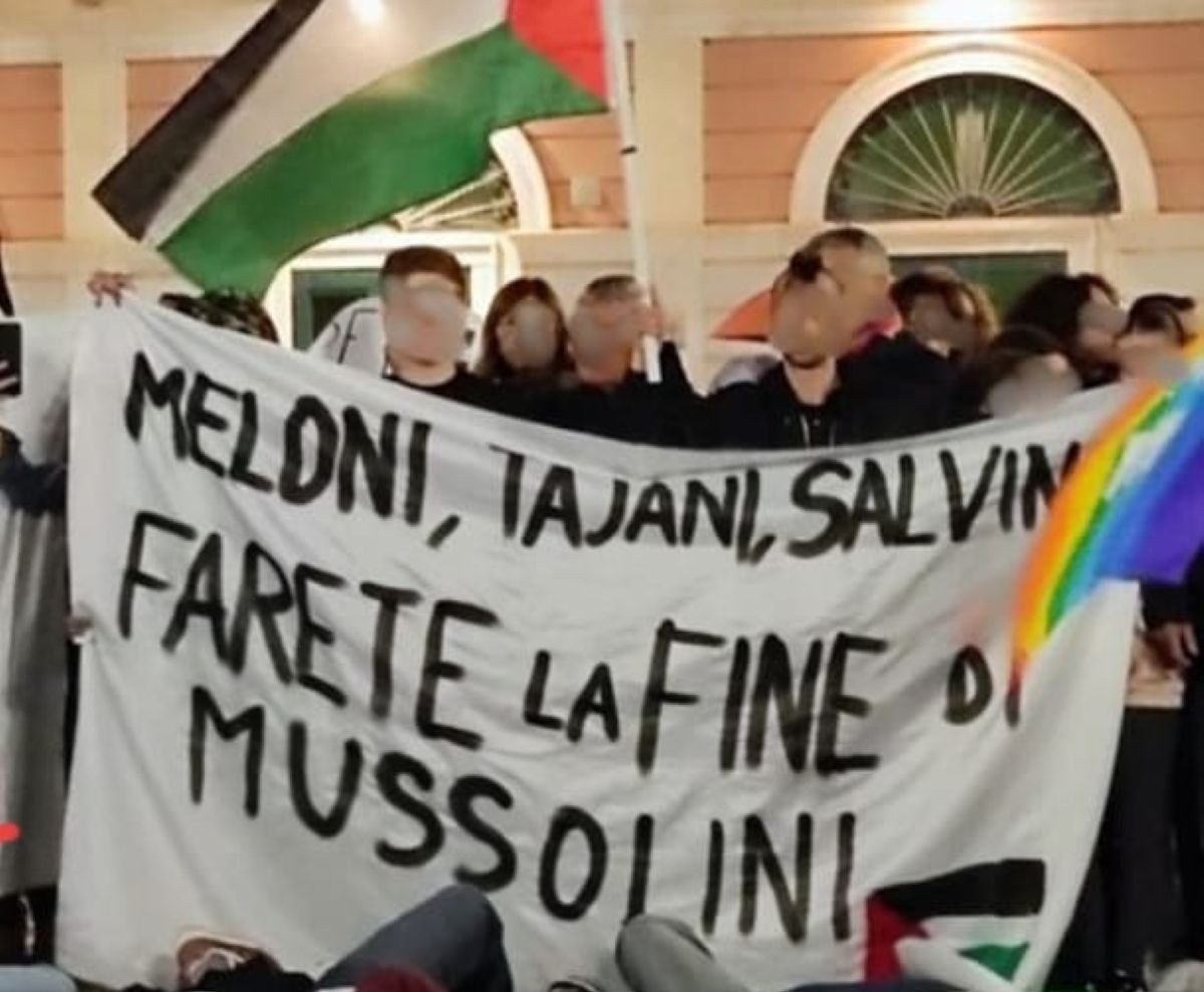 Bisceglie, striscione contro il governo alla manifestazione per Gaza. FdI: «Fatto di inaudita gravità» Bisceglie, striscione contro il governo alla manifestazione per Gaza. FdI: «Fatto di inaudita gravità»