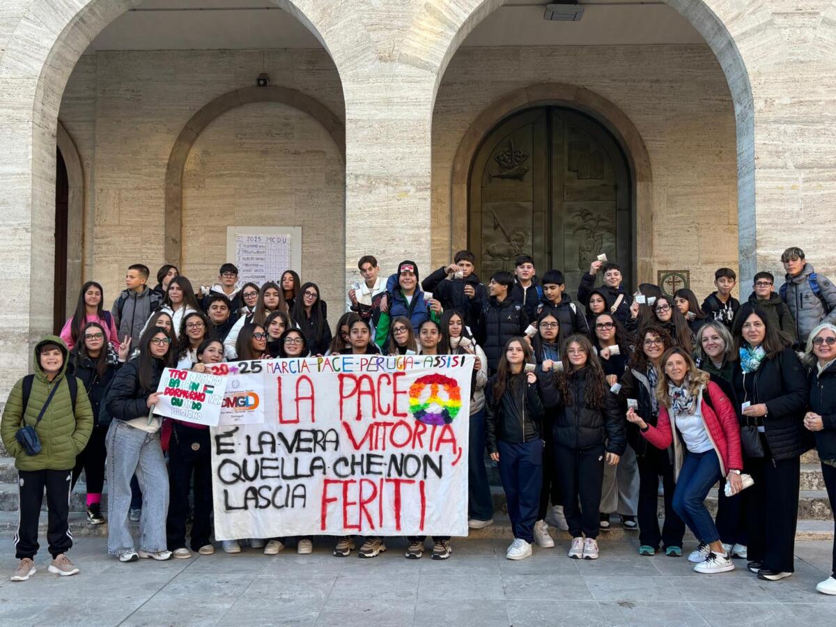 Marcia della Pace, un fiume colorato di persone da Perugia ad Assisi: c’è anche tanta Puglia Marcia della Pace, un fiume colorato di persone da Perugia ad Assisi: c’è anche tanta Puglia