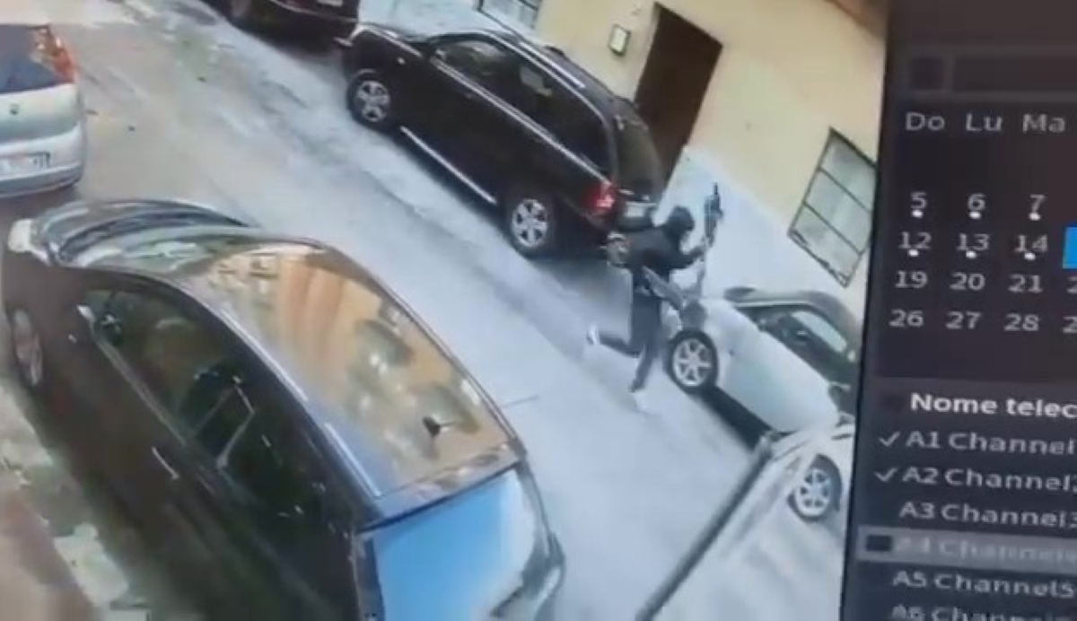Taranto, ruba monopattino e scappa: beccato dalle telecamere di videosorveglianza – VIDEO Taranto, ruba monopattino e scappa: beccato dalle telecamere di videosorveglianza – VIDEO