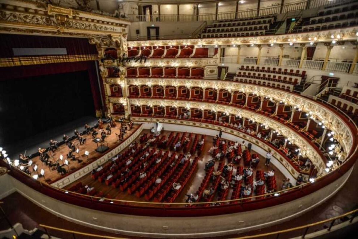 Incendio al teatro Sannazaro di Napoli, una sorte simile al Petruzzelli di Bari: «Speriamo non viva la stessa odissea» Incendio al teatro Sannazaro di Napoli, una sorte simile al Petruzzelli di Bari: «Speriamo non viva la stessa odissea»