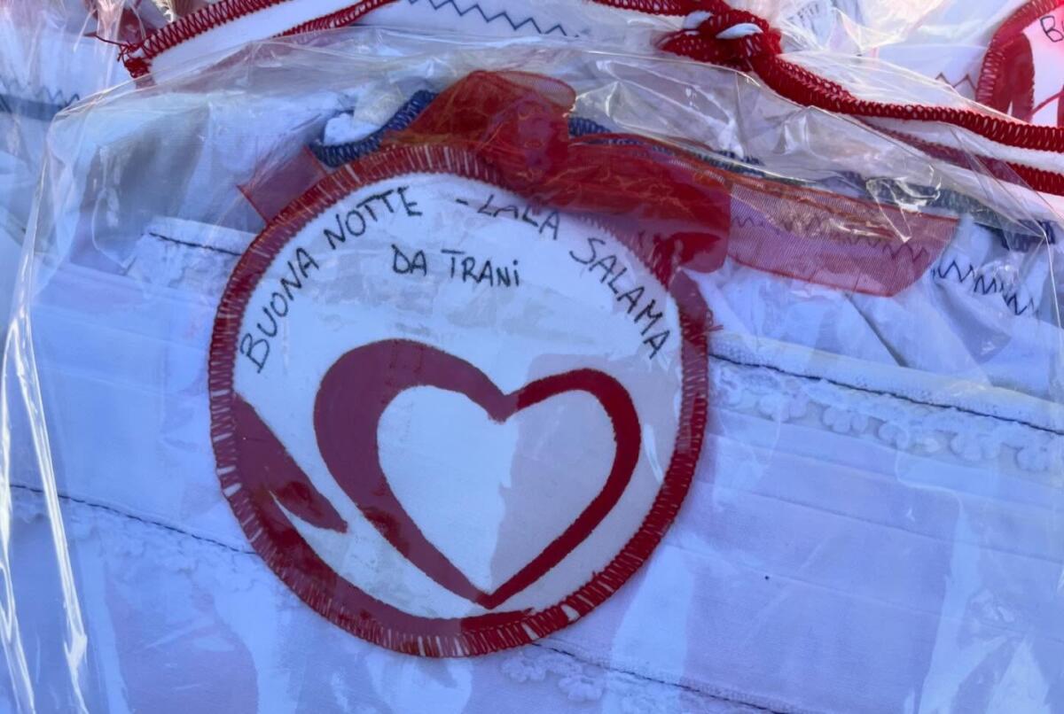 Un filo di speranza unisce Trani e Kenya: le detenute ricamano lenzuola per i neonati malati di Watamu Un filo di speranza unisce Trani e Kenya: le detenute ricamano lenzuola per i neonati malati di Watamu