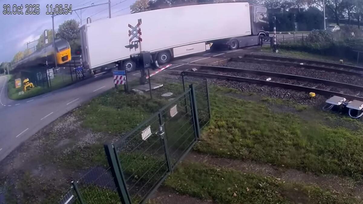 Galleria foto 'Olanda, camion bloccato sui binari travolto da un treno: cinque feriti. Tragedia sfiorata – VIDEO' - foto 1