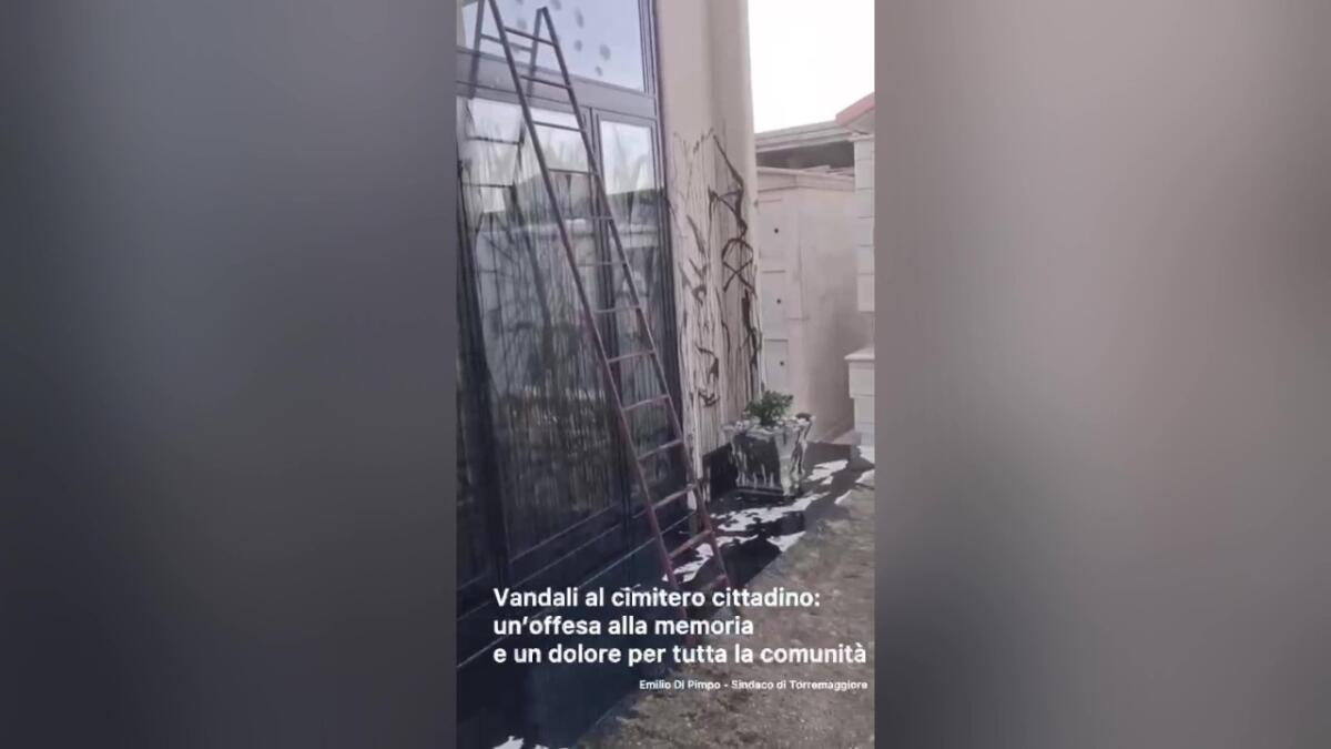 Galleria foto 'Vandali al cimitero di Torremaggiore, tombe imbrattate con olio esausto: «Ferita l’intera comunità» – VIDEO' - foto 1