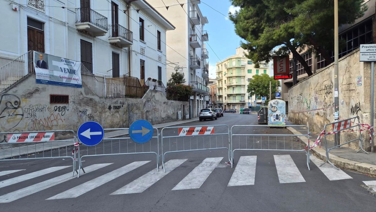 Bari, palo pericolante in via Re David: strada temporaneamente chiusa al traffico Bari, palo pericolante in via Re David: strada temporaneamente chiusa al traffico