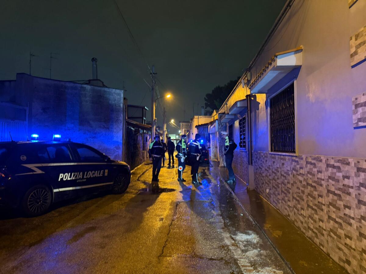 Bari, vasto incendio nel quartiere Stanic: evacuate le abitazioni – FOTO Bari, vasto incendio nel quartiere Stanic: evacuate le abitazioni – FOTO