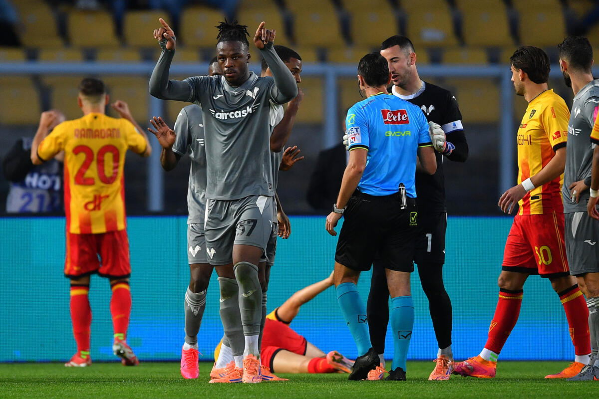Galleria foto 'Serie A, revocato un rigore su Camarda e termina in parità al Via del Mare: Lecce-Hellas Verona 0-0' - foto 1