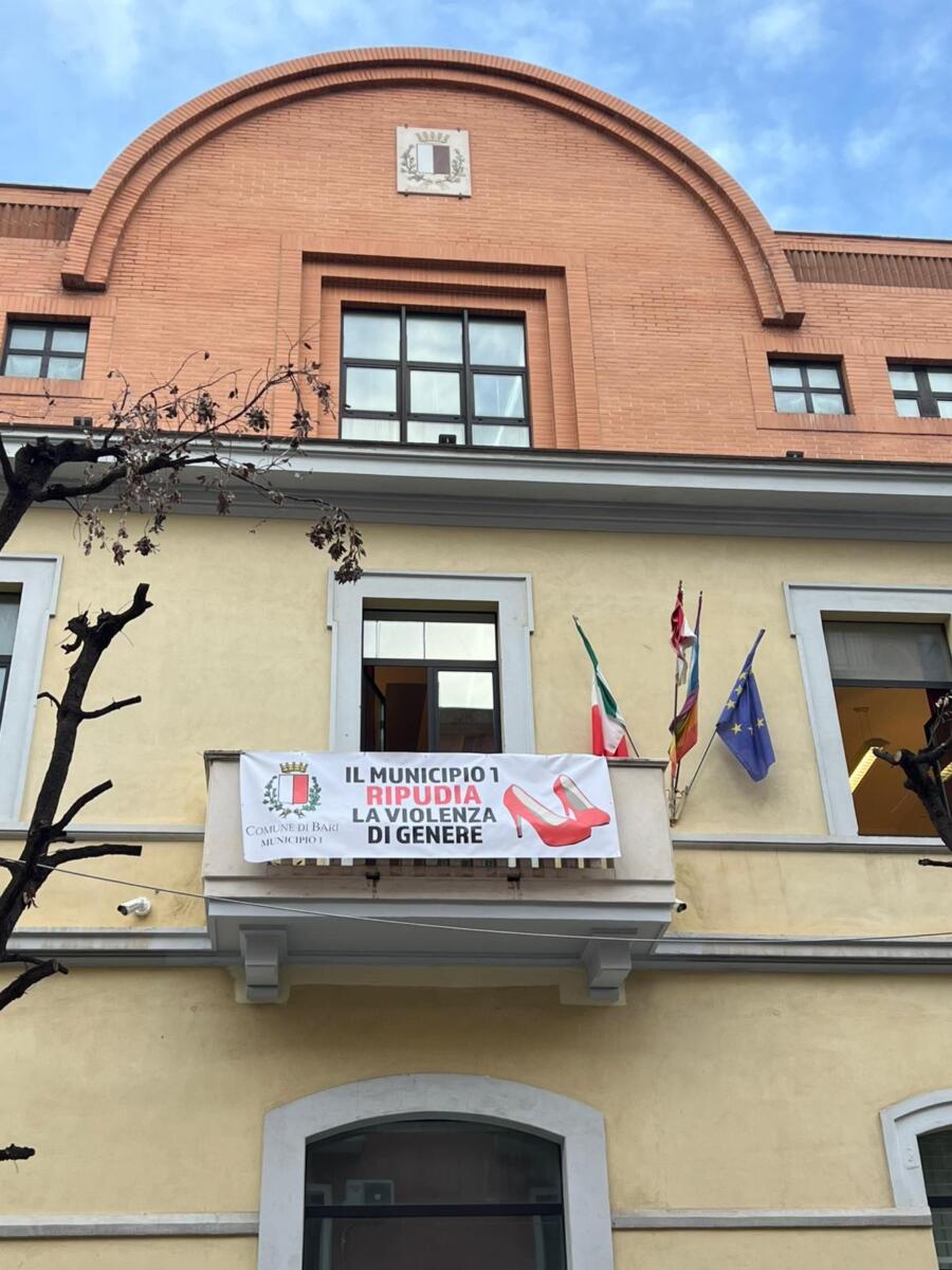 Bari, la città ricorda le vittime di femminicidio. Leccese: «Il futuro dipende da noi» Bari, la città ricorda le vittime di femminicidio. Leccese: «Il futuro dipende da noi»