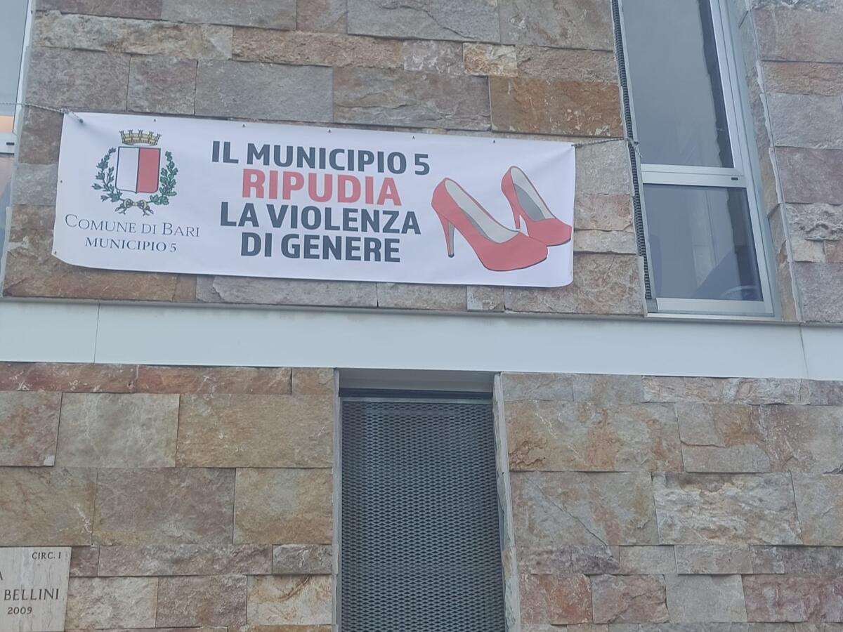 Bari, la città ricorda le vittime di femminicidio. Leccese: «Il futuro dipende da noi» Bari, la città ricorda le vittime di femminicidio. Leccese: «Il futuro dipende da noi»