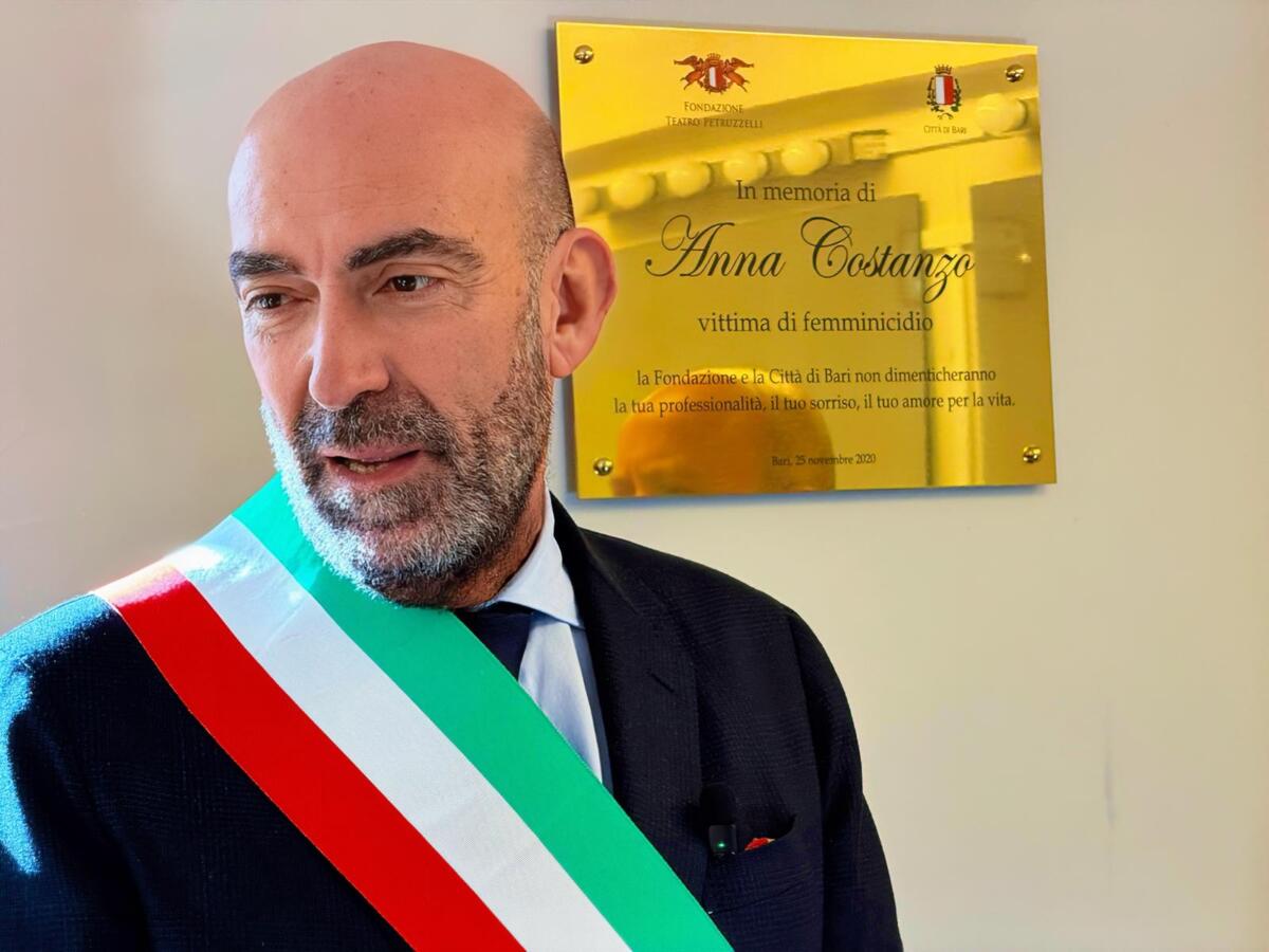 Bari, la città ricorda le vittime di femminicidio. Leccese: «Il futuro dipende da noi» Bari, la città ricorda le vittime di femminicidio. Leccese: «Il futuro dipende da noi»