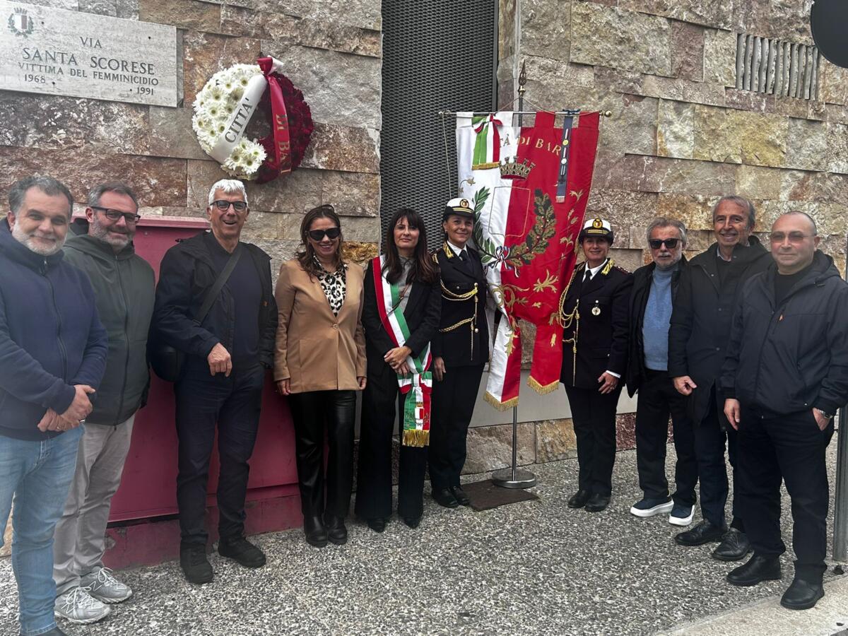 Bari, la città ricorda le vittime di femminicidio. Leccese: «Il futuro dipende da noi» Bari, la città ricorda le vittime di femminicidio. Leccese: «Il futuro dipende da noi»