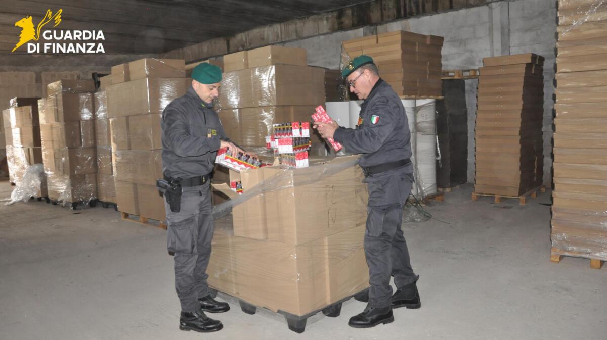 Galleria foto 'Brindisi, scoperta fabbrica clandestina di sigarette: 10 arresti e sequestri per oltre 3 milioni di euro' - foto 1