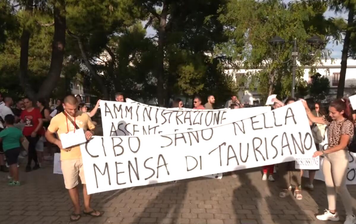 Galleria foto 'Taurisano, al via il servizio mensa nelle scuole: raccolti 900 “no” contro La Fenice' - foto 1