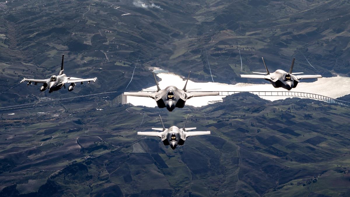 Galleria foto 'Aeronautica, nel Foggiano esercitazione con 1000 militari e 50 aerei da cinque nazioni' - foto 1