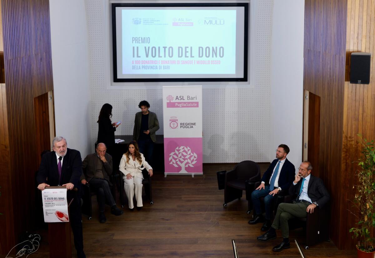 Galleria foto 'Bari celebra 139 donatori di sangue e midollo osseo. Emiliano: «La Puglia eccelle nei trapianti» – VIDEO' - foto 1
