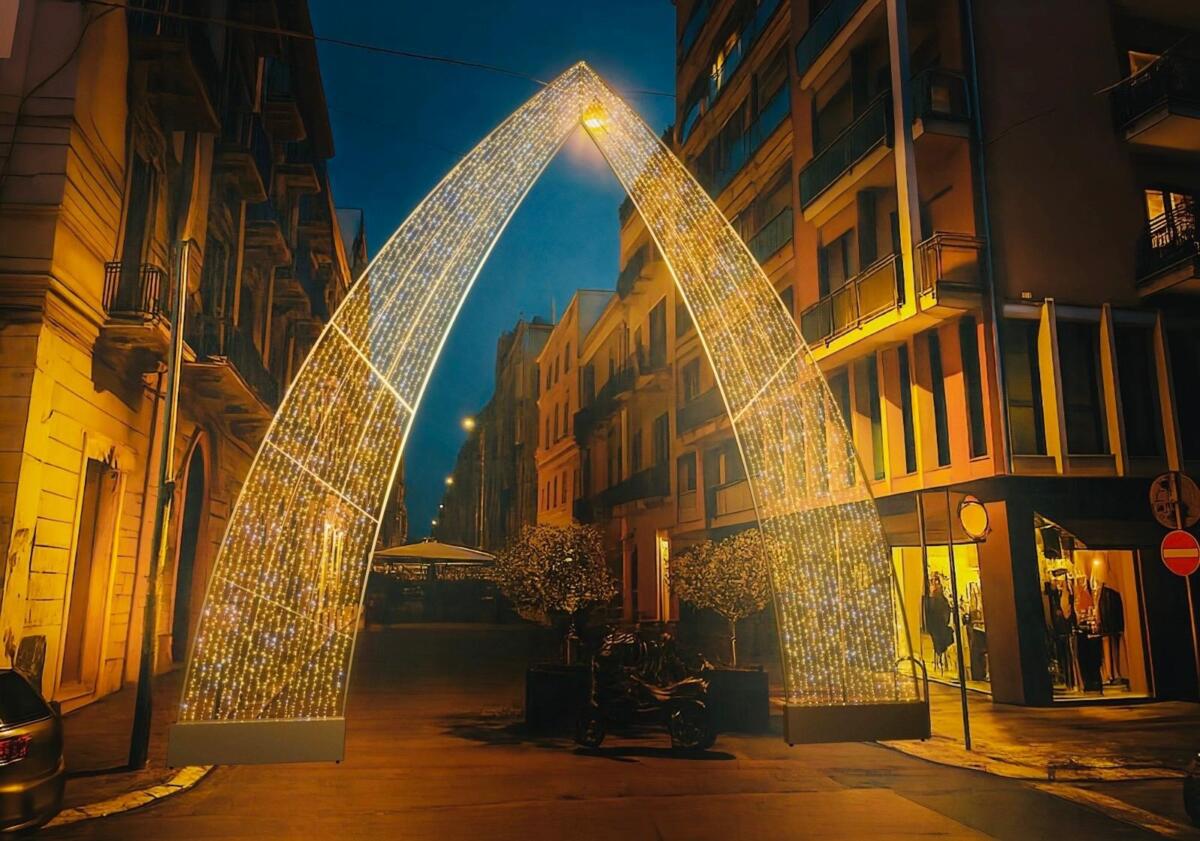 Galleria foto 'Bari, torna il Natale in città: tra luminarie, addobbi e i mercatini sulla Muraglia' - foto 2