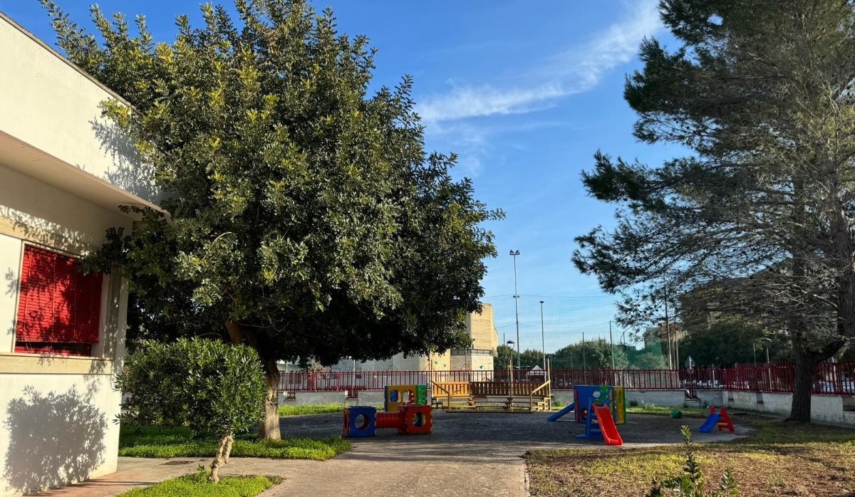Galleria foto 'Lecce, vapori tossici a scuola dopo la derattizzazione: evacuato il plesso' - foto 1