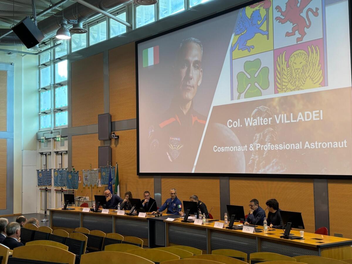 Galleria foto 'L’astronauta Walter Villadei all’UniSalento: «Con le vostre idee potremo tornare sulla Luna e raggiungere Marte»' - foto 2