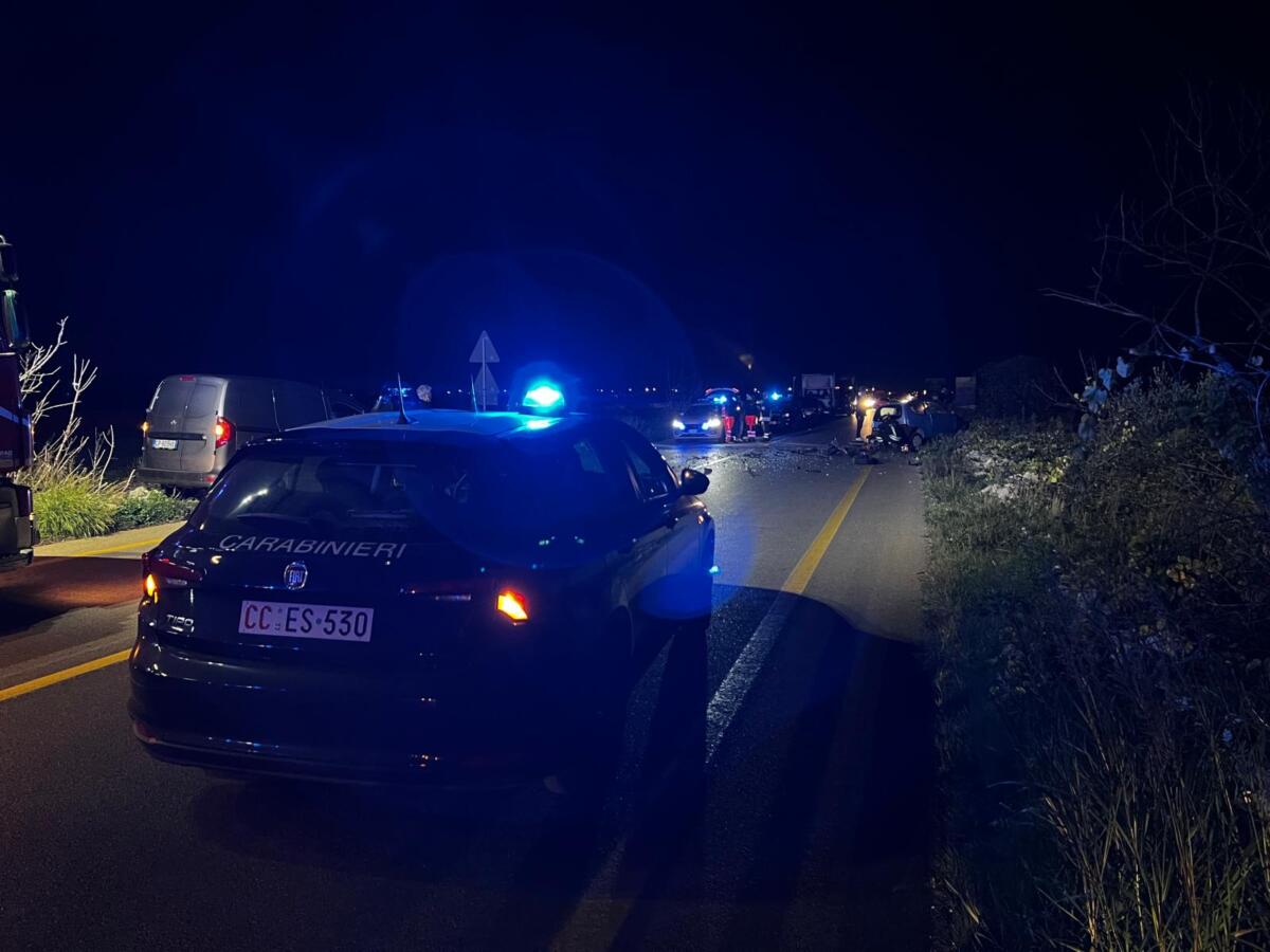 Galleria foto 'Scorrano, frontale tra auto e furgone sulla Ss 275: muore una 68enne tra le lamiere' - foto 1