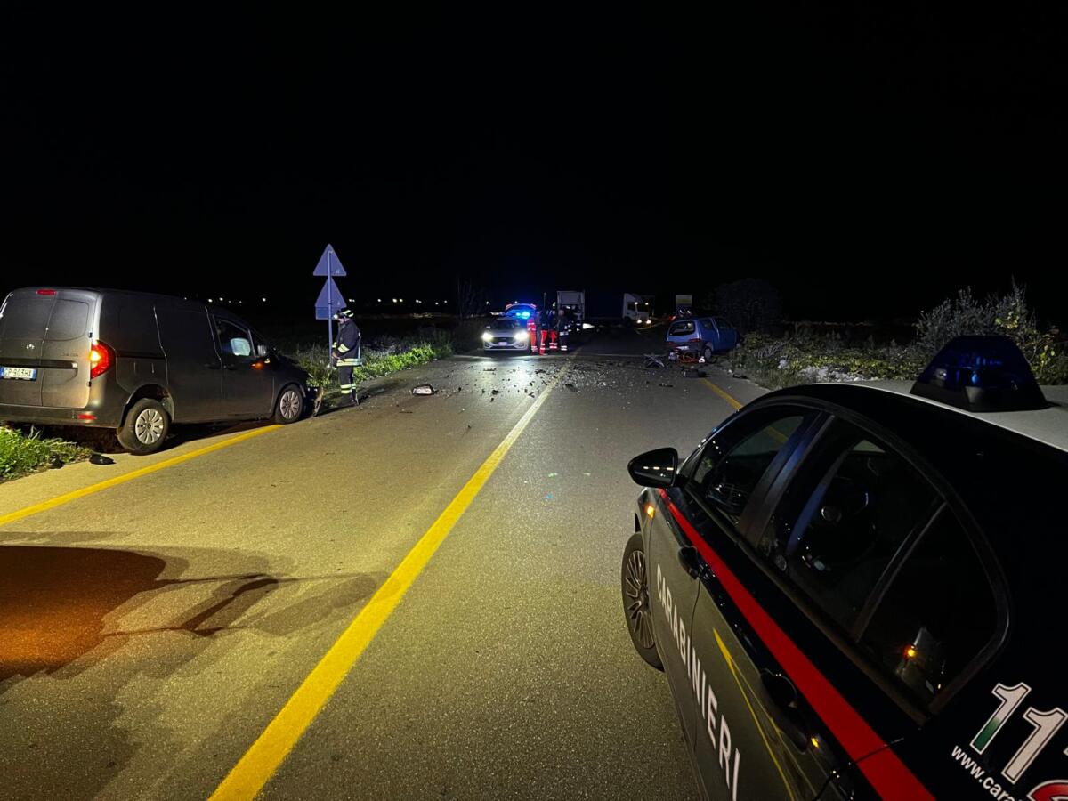Galleria foto 'Scorrano, frontale tra auto e furgone sulla Ss 275: muore una 68enne tra le lamiere' - foto 3
