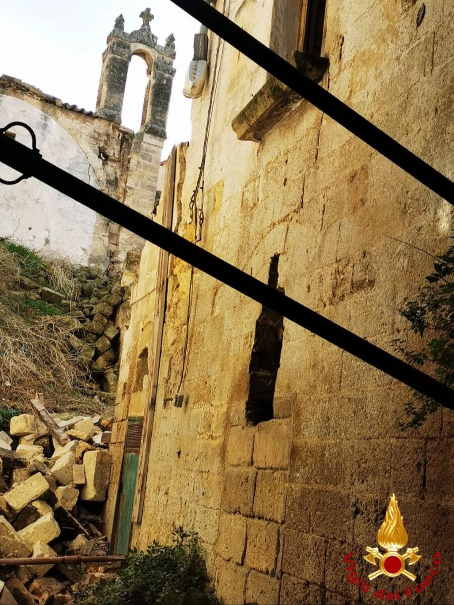 Gravina in Puglia, crolla una porzione di palazzina disabitata: evacuate per precauzione le case vicine – FOTO Gravina in Puglia, crolla una porzione di palazzina disabitata: evacuate per precauzione le case vicine – FOTO