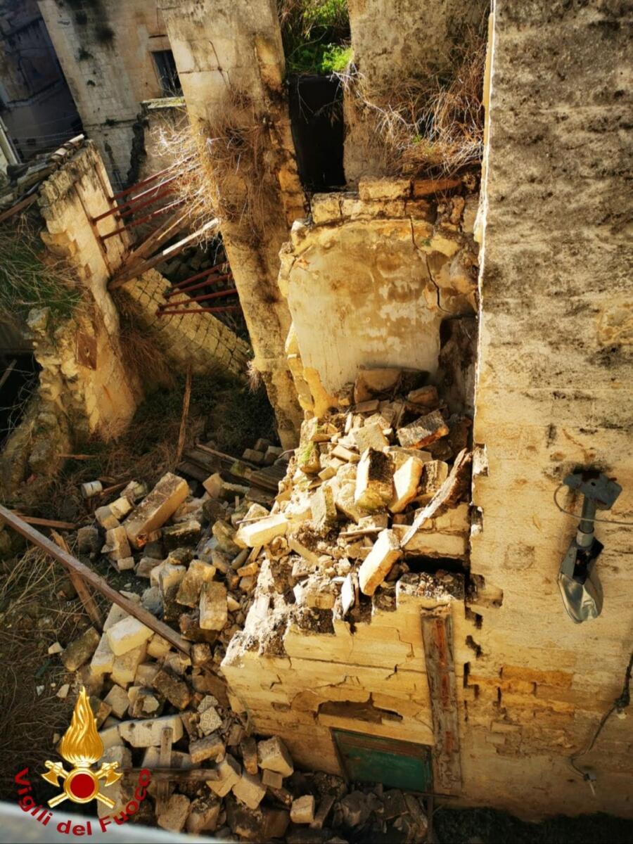 Gravina in Puglia, crolla una porzione di palazzina disabitata: evacuate per precauzione le case vicine – FOTO Gravina in Puglia, crolla una porzione di palazzina disabitata: evacuate per precauzione le case vicine – FOTO