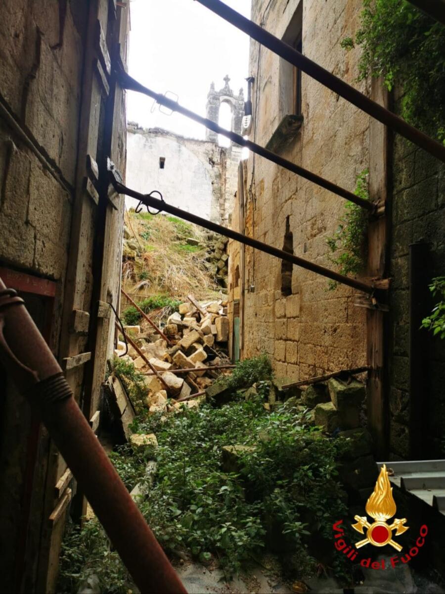 Gravina in Puglia, crolla una porzione di palazzina disabitata: evacuate per precauzione le case vicine – FOTO Gravina in Puglia, crolla una porzione di palazzina disabitata: evacuate per precauzione le case vicine – FOTO