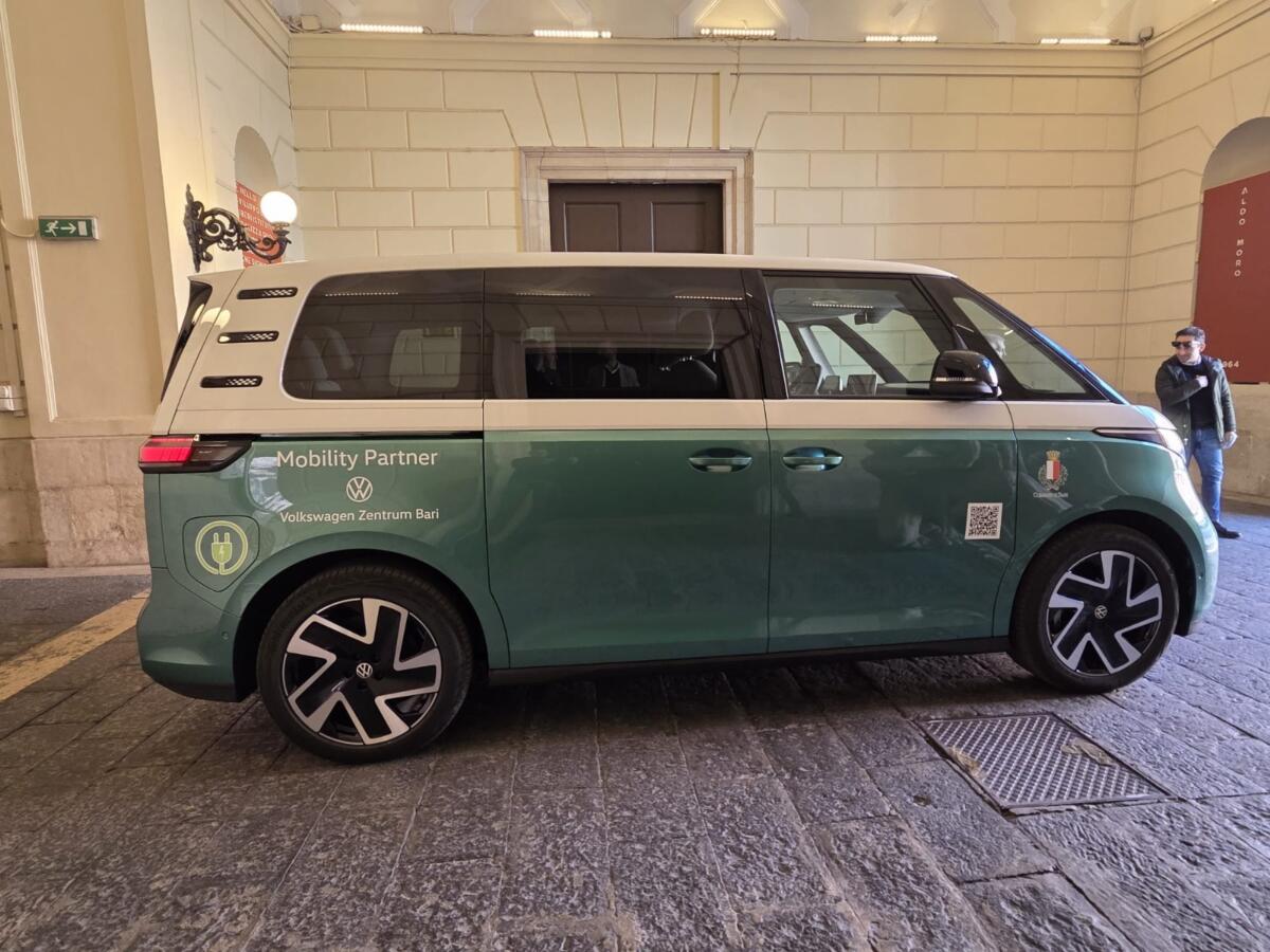 Mobilità sostenibile a Bari: un minivan elettrico Volkswagen in comodato d’uso gratuito per il Comune
