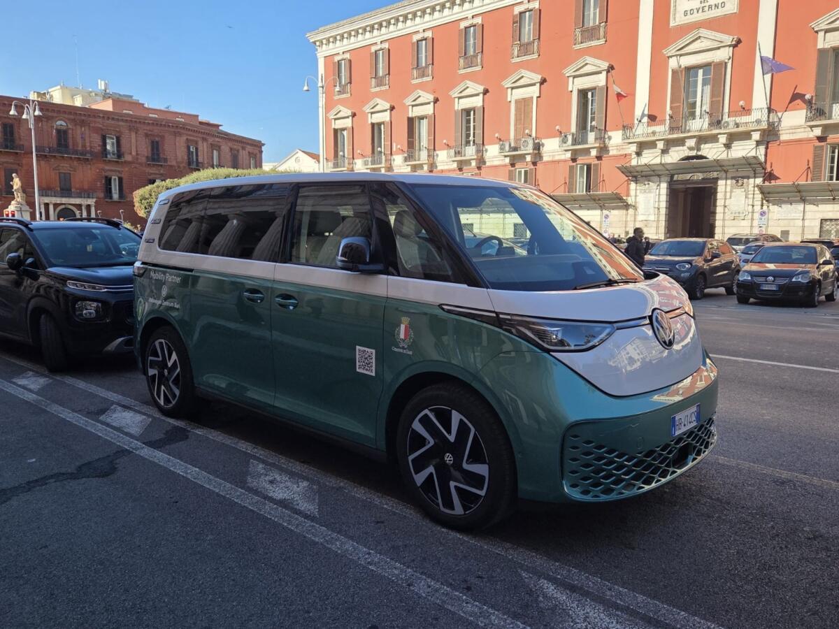Mobilità sostenibile a Bari: un minivan elettrico Volkswagen in comodato d’uso gratuito per il Comune