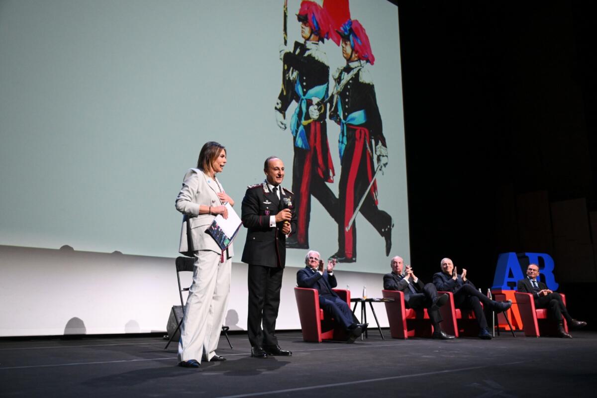 Carabinieri, presentato il Calendario Storico 2026: un inno agli “Eroi quotidiani” – VIDEO