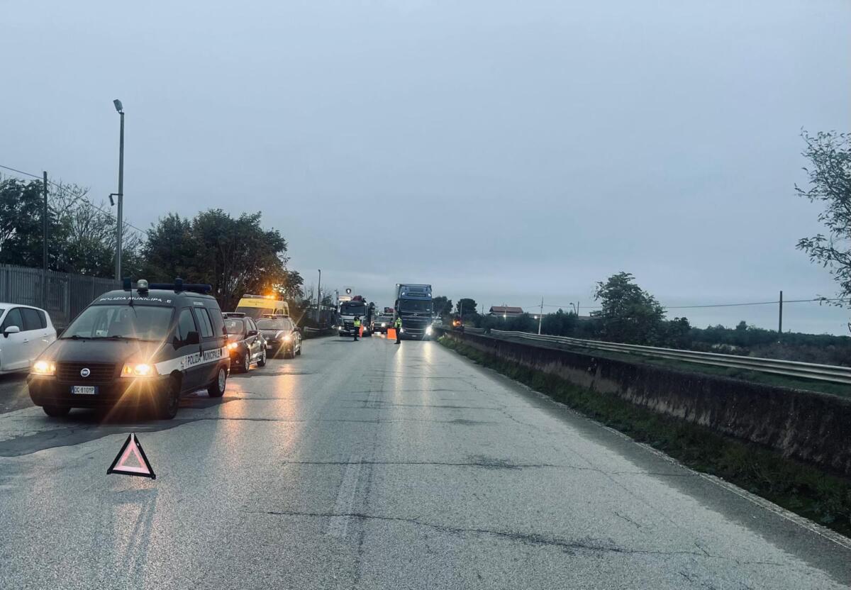 Andria, auto contro un tir sulla strada provinciale 2: un 32enne in ospedale in codice rosso – FOTO